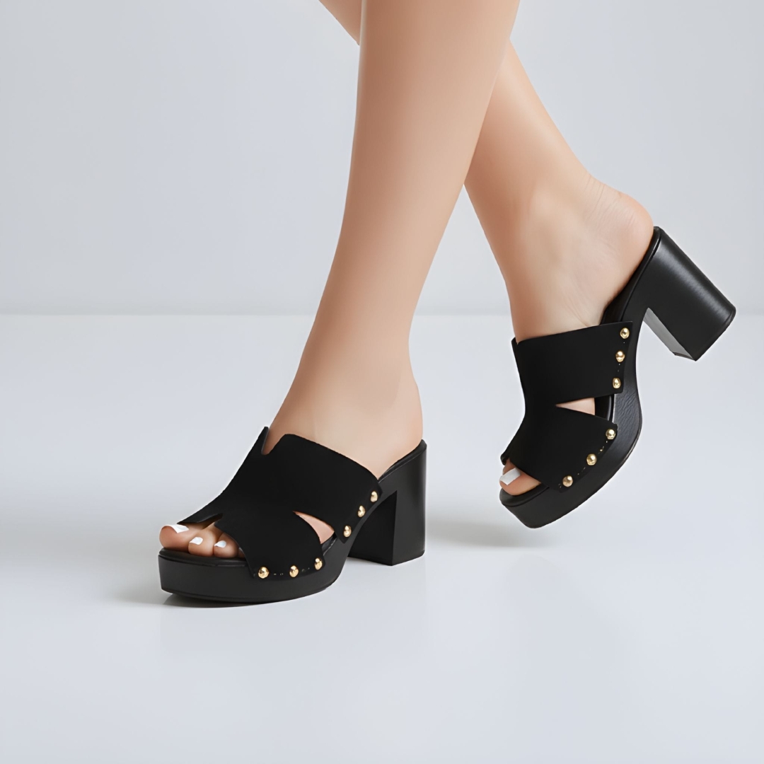 Zamszowe klapki  czarne na obcasie z ozdobnymi nitami.