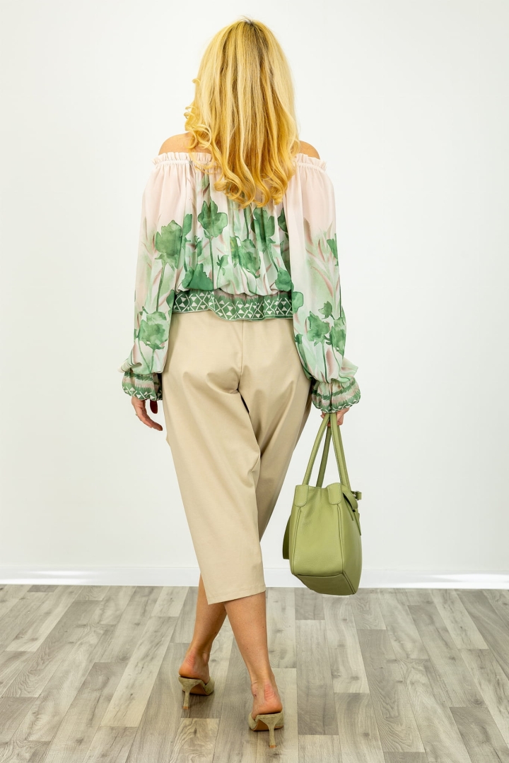 Beżowa bluzka hiszpanka w zielony, malarski wzór kwiatowy.