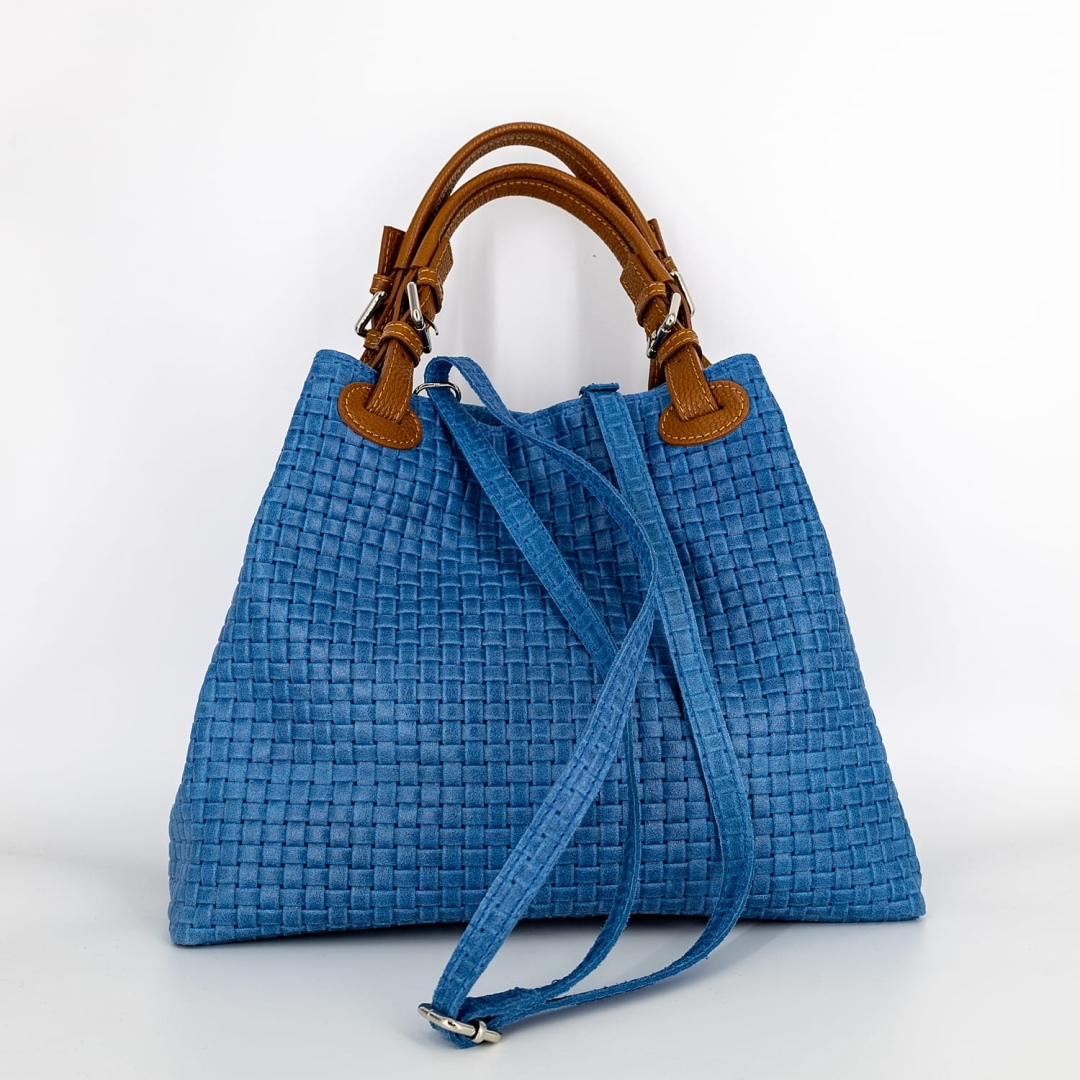 Niebieska torebka shopper skórzana o pojemnym wnętrzu i casualowym charakterze.