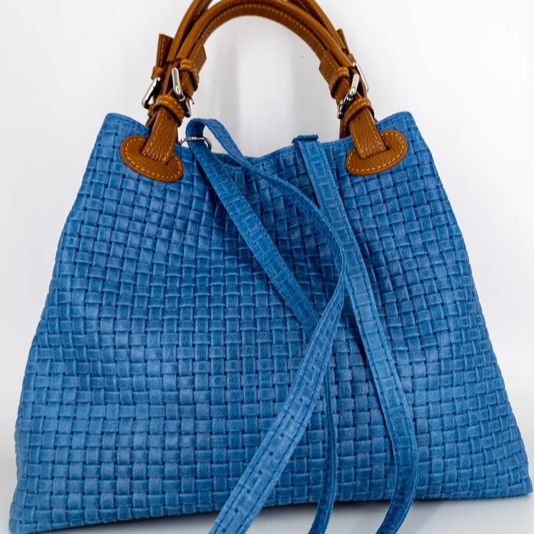 Niebieska pojemna torebka casualowa bez zamka, zapinana na nap.