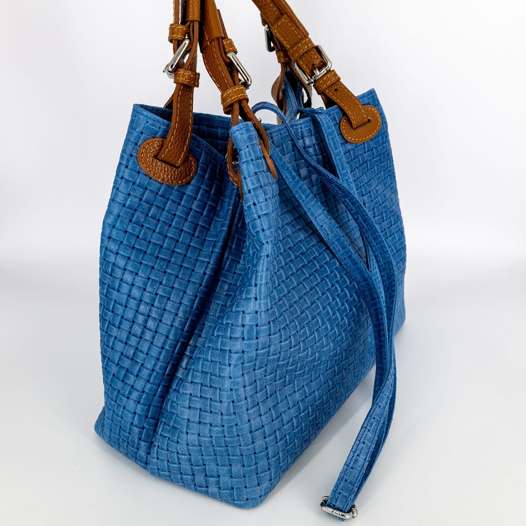 Niebieska włoska torebka skórzana idealna na codzienne zakupy.