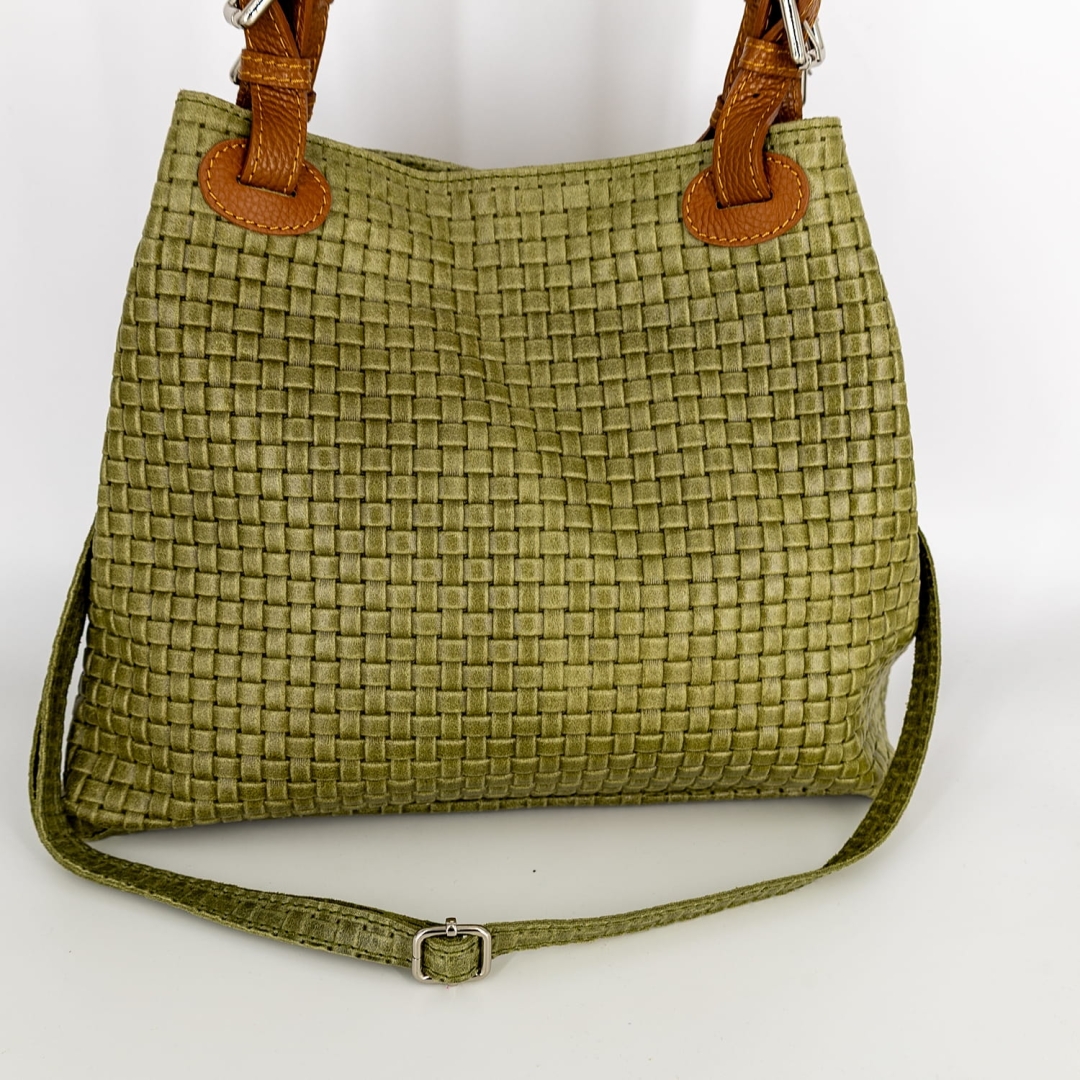 Torebka shopper skórzana o pojemnym wnętrzu i casualowym charakterze khaki.