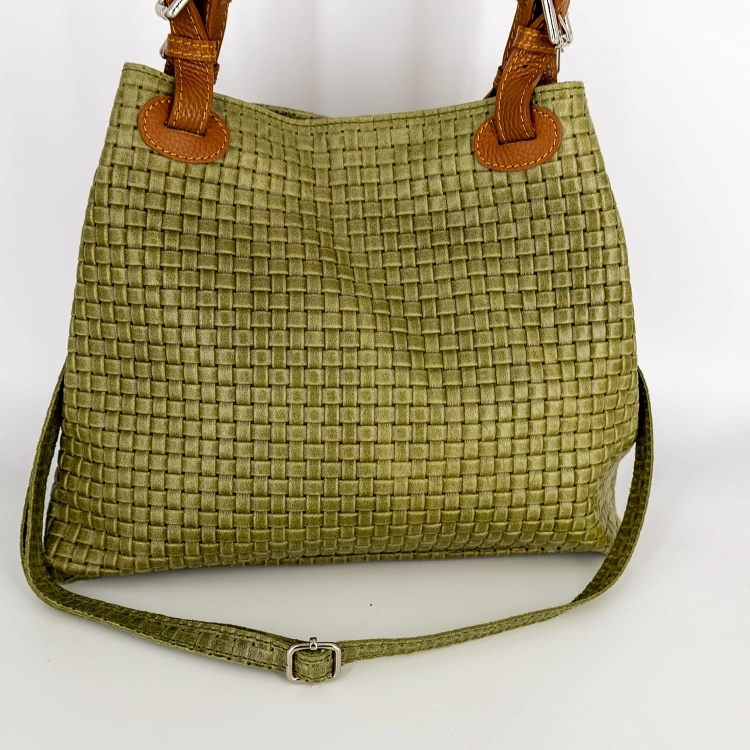 Torebka shopper skórzana o pojemnym wnętrzu i casualowym charakterze khaki.