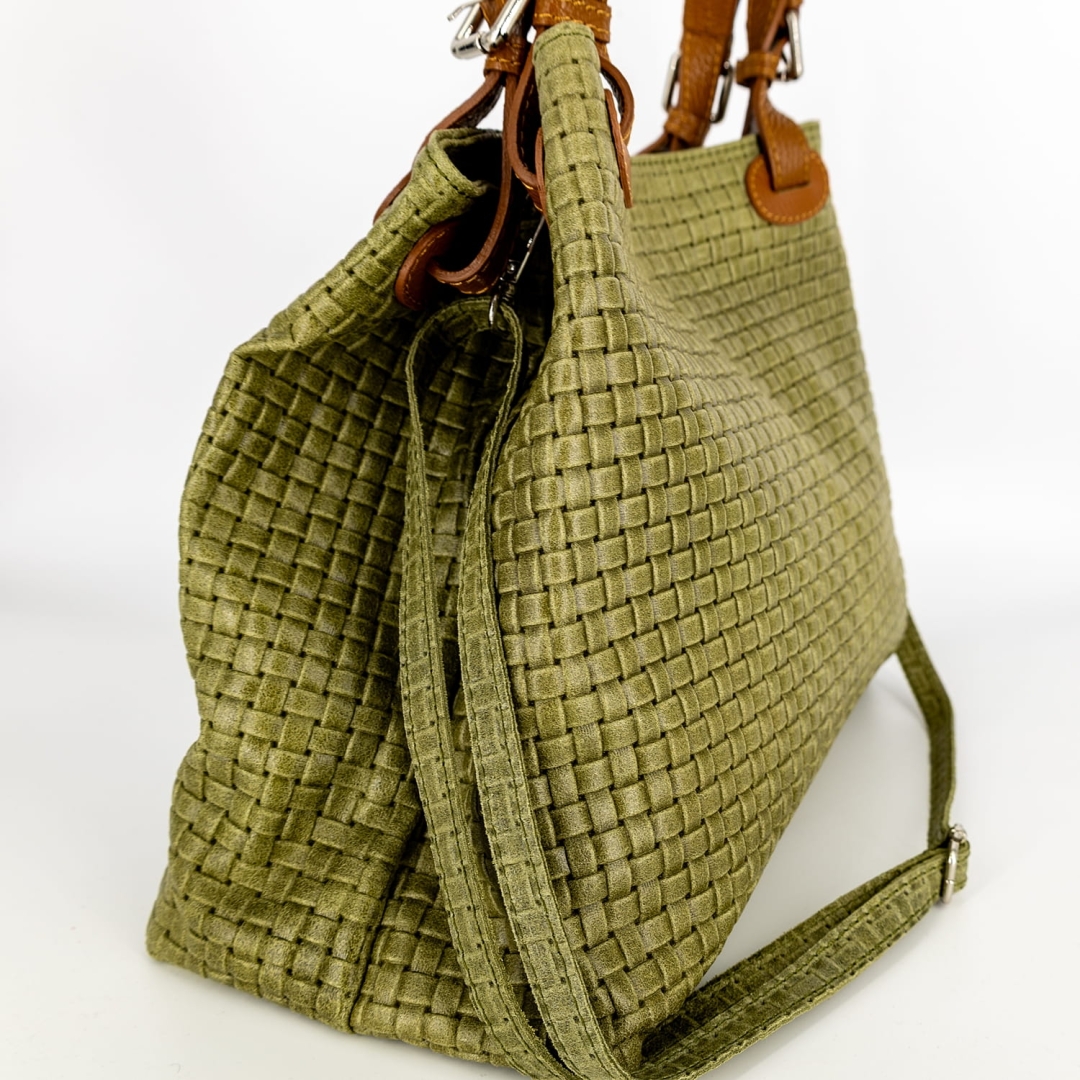 Pojemna torebka casualowa bez zamka, zapinana na nap khaki.