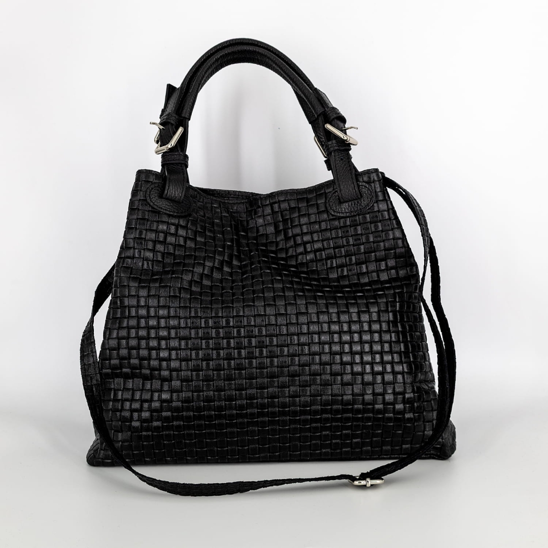 Czarna torebka shopper skórzana o pojemnym wnętrzu i casualowym charakterze.