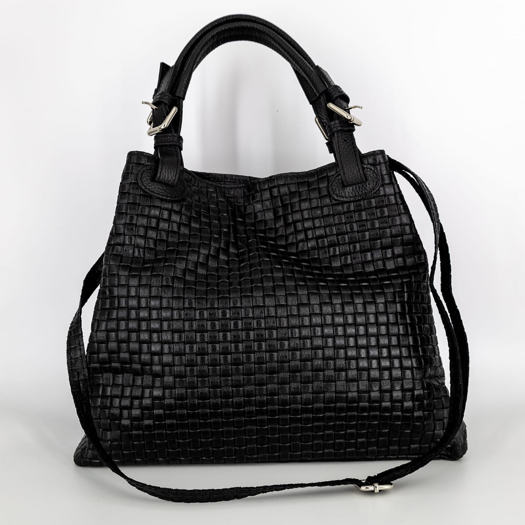 Czarna pojemna torebka casualowa bez zamka, zapinana na nap.