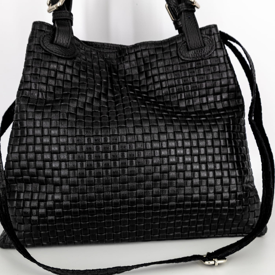 Czarna skórzana torebka pleciona z długim regulowanym paskiem.