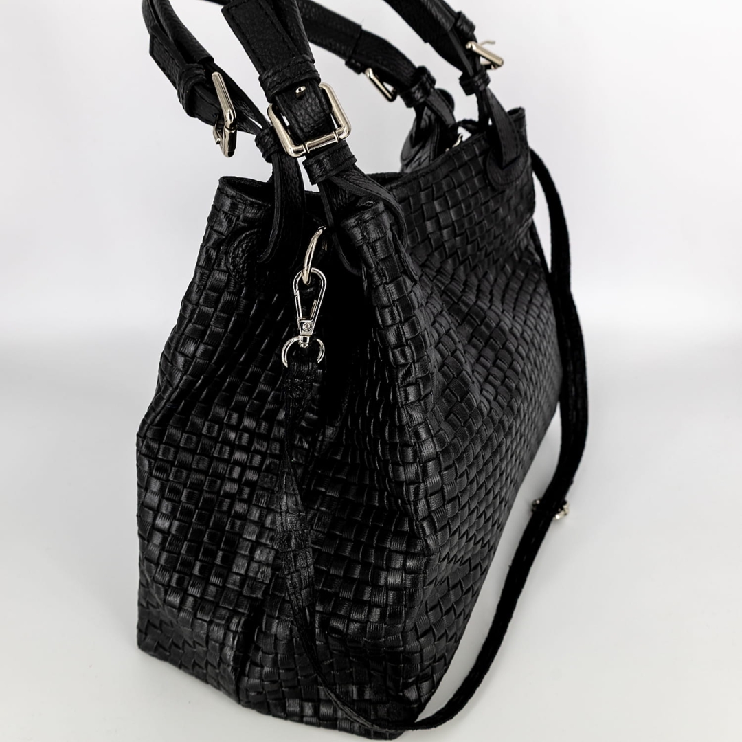 Czarna włoska torebka skórzana idealna na codzienne zakupy.