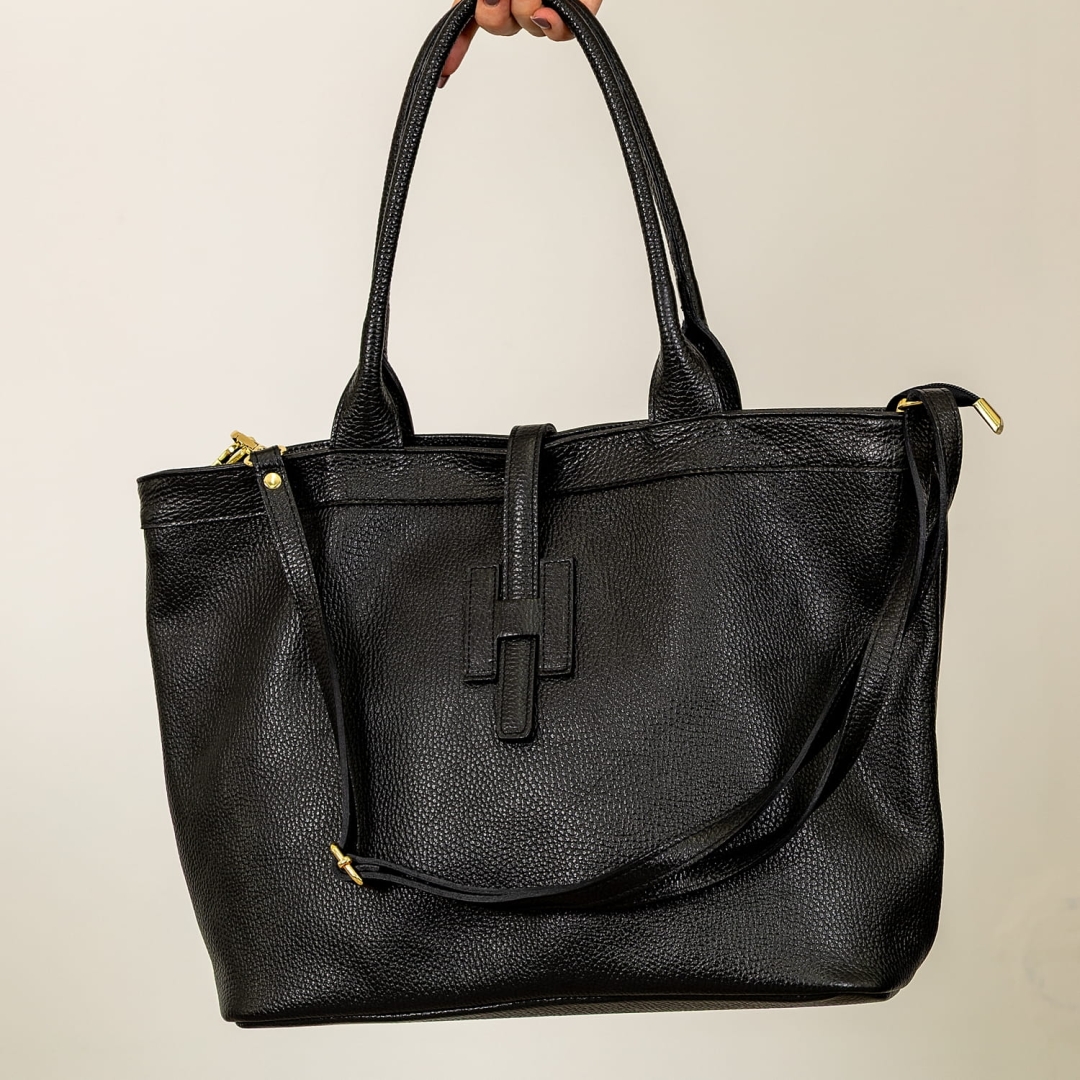 Czarna torebka worek skórzana z dwoma paskami do noszenia.