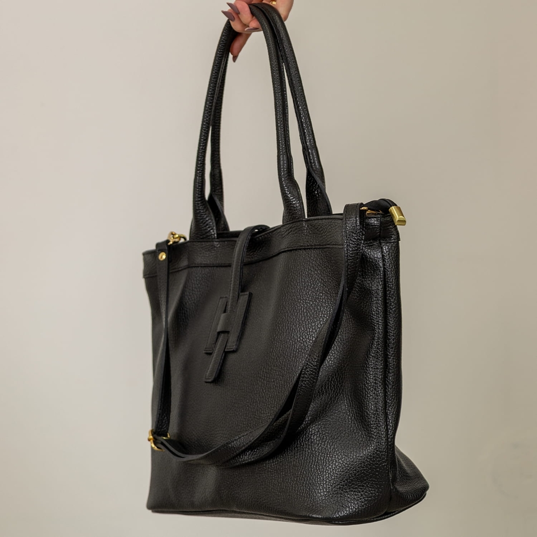 Włoska torebka crossbody czarna ze złotymi okuciami.