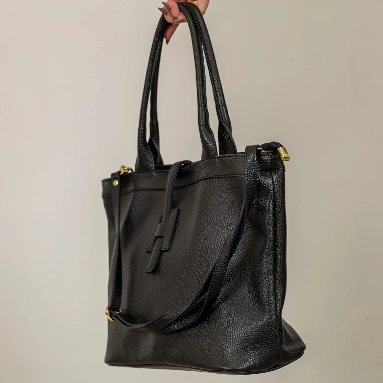 Włoska torebka crossbody czarna ze złotymi okuciami.