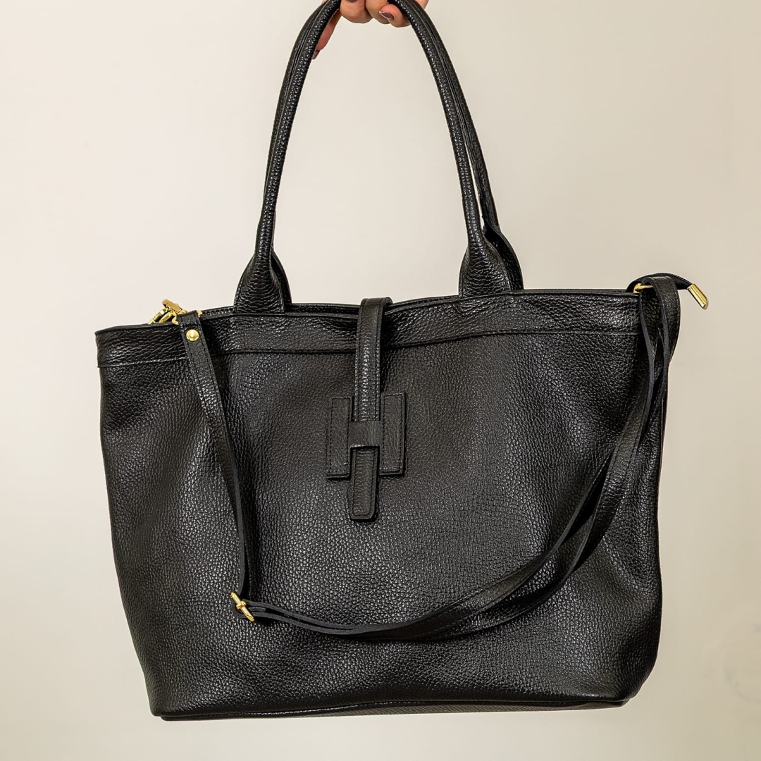Skórzana torebka shopperka czarna z ozdobnym zapięciem i literą H.