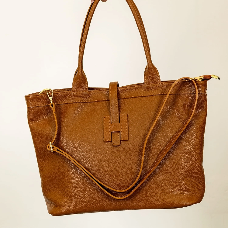 Włoska torebka crossbody karmelowa ze złotymi okuciami.