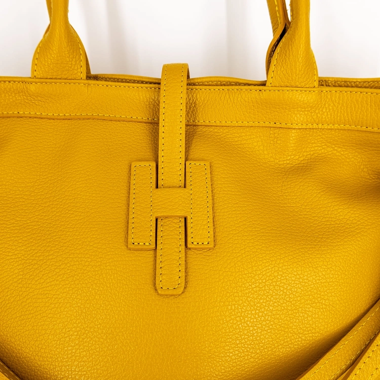 Włoska torebka crossbody żółta ze złotymi okuciami.