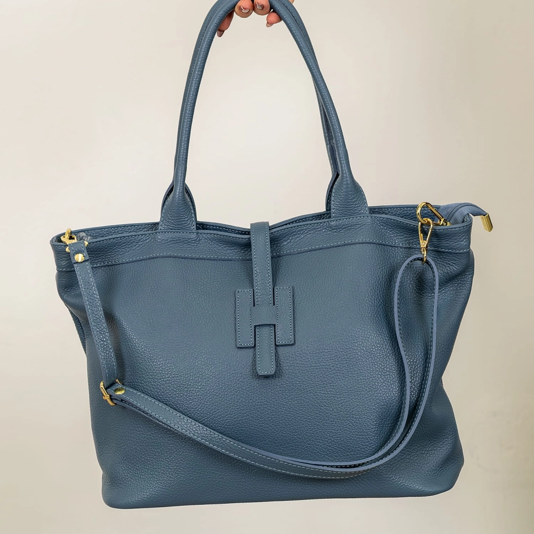 Skórzana torebka shopperka denim blue z ozdobnym zapięciem i literą H.