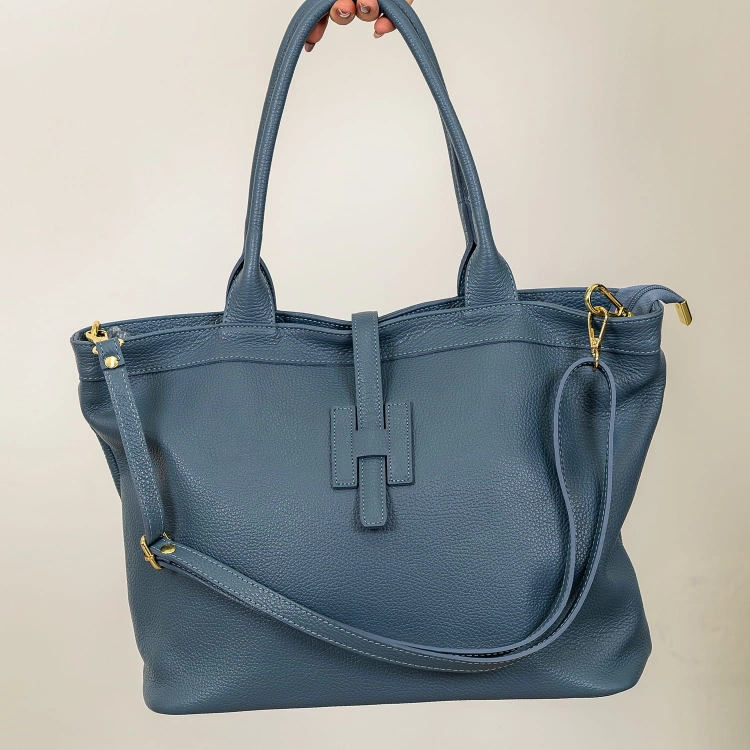 Skórzana torebka shopperka denim blue z ozdobnym zapięciem i literą H.