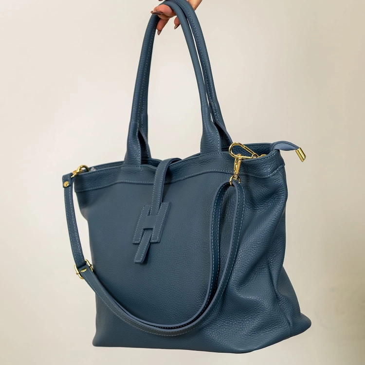 Torebka worek skórzana denim blue z dwoma paskami do noszenia.