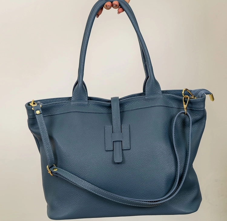 Włoska torebka crossbody denim blue ze złotymi okuciami.