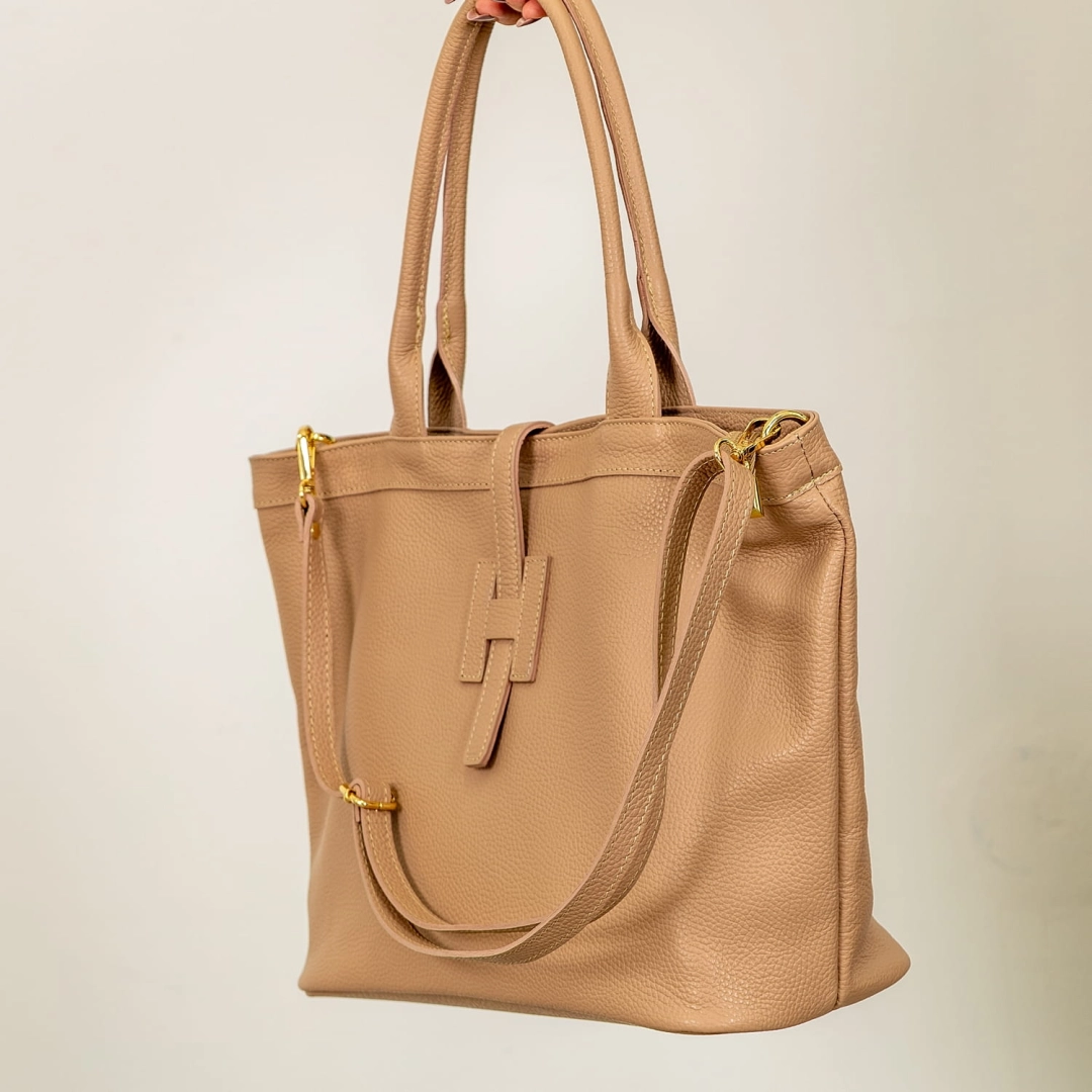 Włoska torebka crossbody nude ze złotymi okuciami.