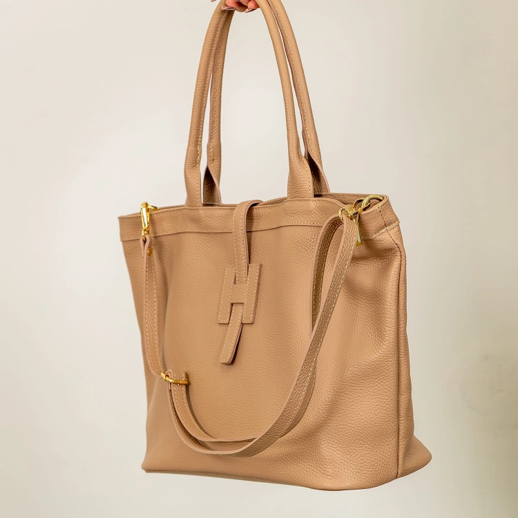 Włoska torebka crossbody nude ze złotymi okuciami.