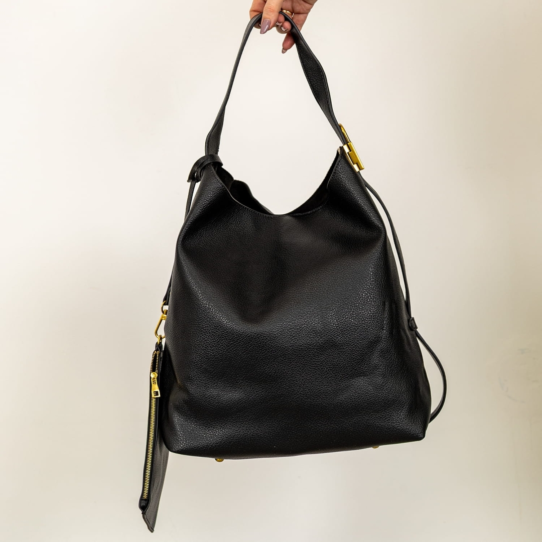 Torebka worek czarna z regulowanym uchwytem i odpinaną saszetką.