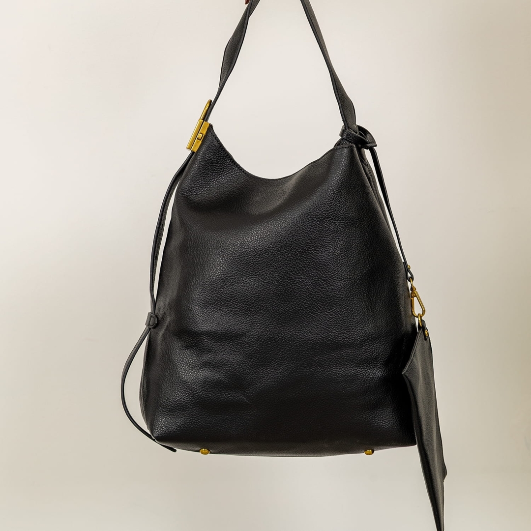 Pojemna torebka damska czarna mieszcząca laptop i dokumenty.