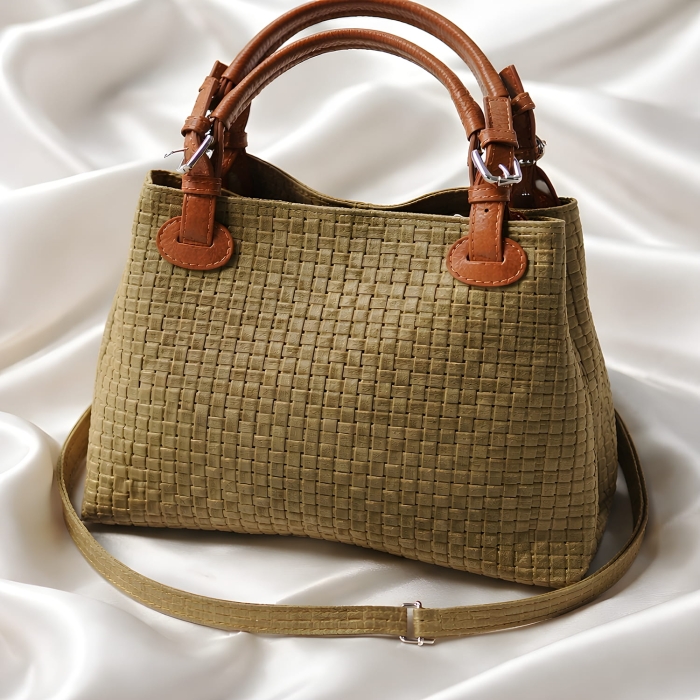 Skórzana torebka pleciona typu shopper z regulowanymi brązowymi uszami khaki.