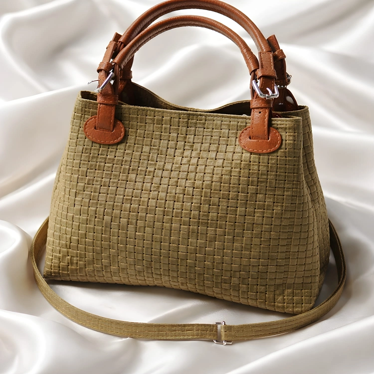 Skórzana torebka pleciona typu shopper z regulowanymi brązowymi uszami khaki.
