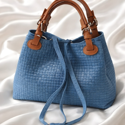 Niebieska skórzana torebka pleciona typu shopper z regulowanymi brązowymi uszami.