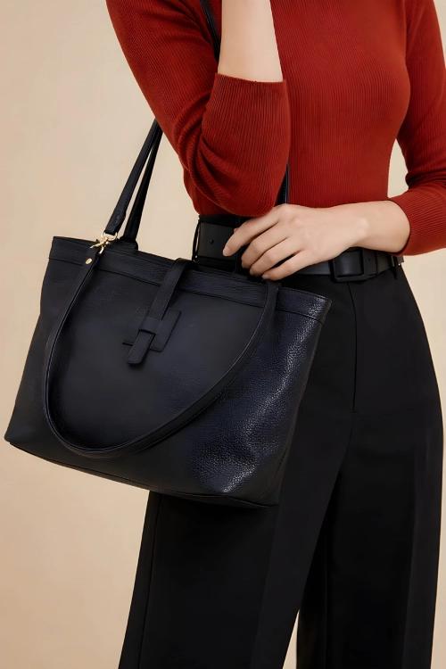 Pojemna skórzana torebka shopper czarna do codziennego użytku.