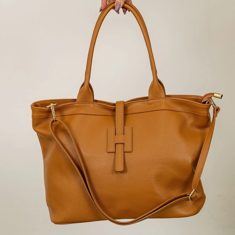 Włoska torebka crossbody camelowa ze złotymi okuciami.