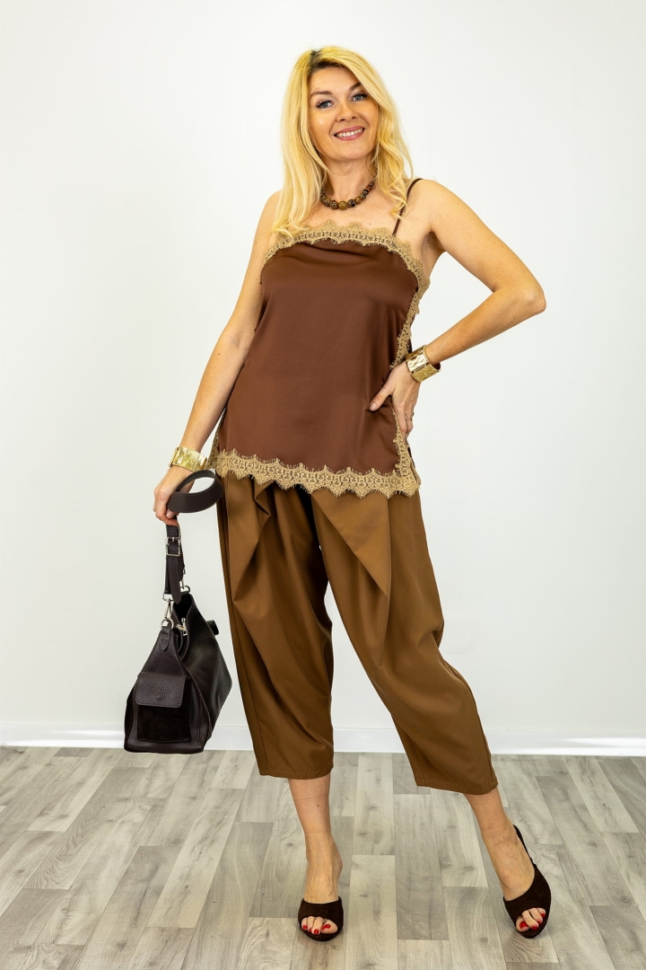 Stylowy top z koronką Palmia na cienkich ramiączkach z bocznym rozcięciem czekoladowy