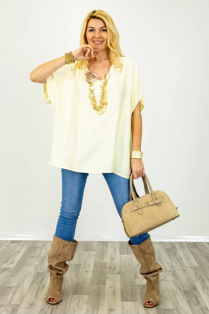 Bluzka satynowa oversize z rękawem kimono i prążkiem przy dekolcie Polvano pastelowy żółty