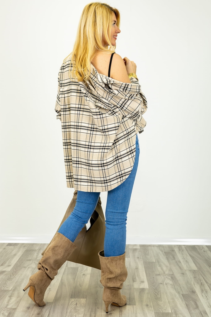 Beżowa koszula flanelowa Solimbergoa o fasonie oversize plus size z asymetrią i zaokrąglonym dołem Antaresa