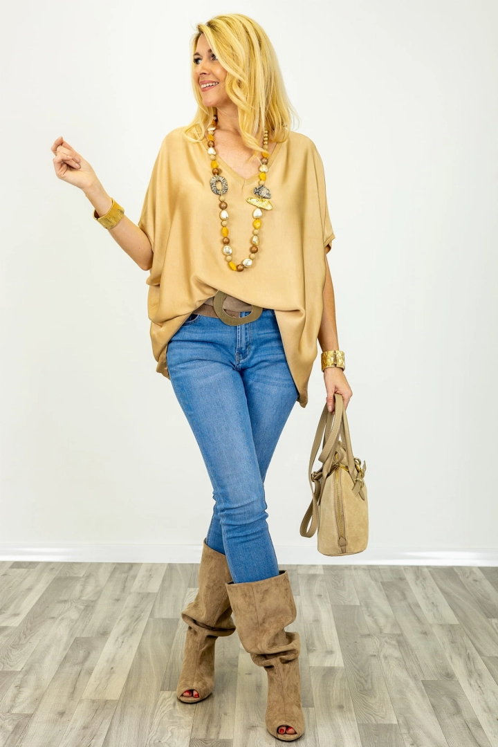 Bluzka satynowa oversize z rękawem kimono i prążkiem przy dekolcie Polvano camel