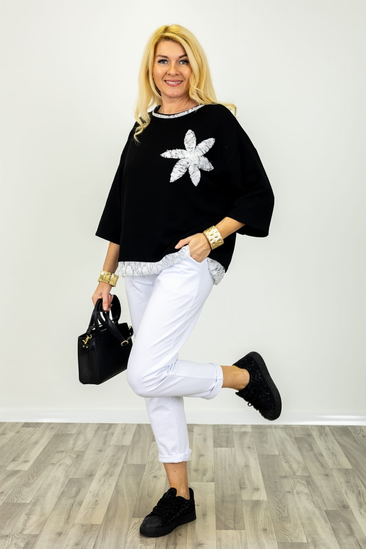 Czarna bluzka damska Sulbiate z lamówką przy dekolcie i dekoracyjnym dołem