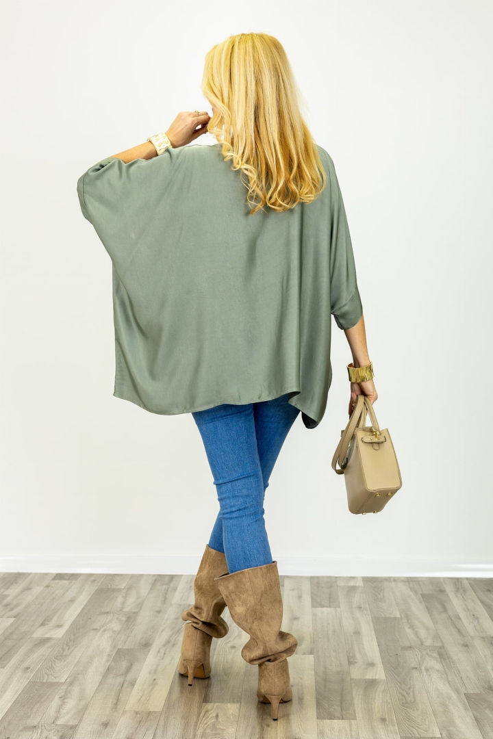 Bluzka satynowa oversize z obniżonym ramieniem i krótszym przodem plus size Bastianuova khaki