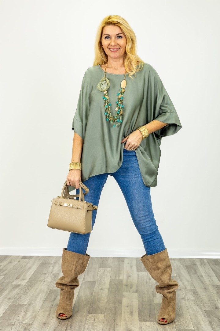 Bluzka gładka satynowa plus size z szerokim rękawem i prostym dekoltem Bastianuova khaki