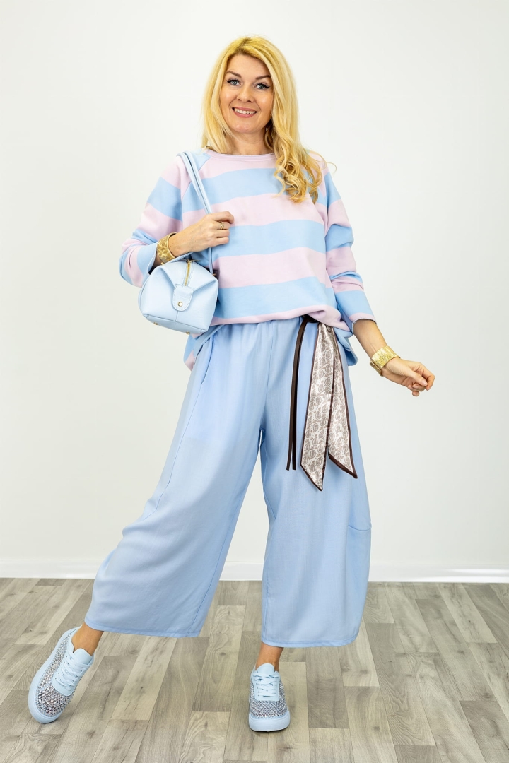 Spodnie wiosenne balonowe Cervatto w kolorze pastelowego błękitu z kieszeniami oraz ozdobną apaszką w pasie