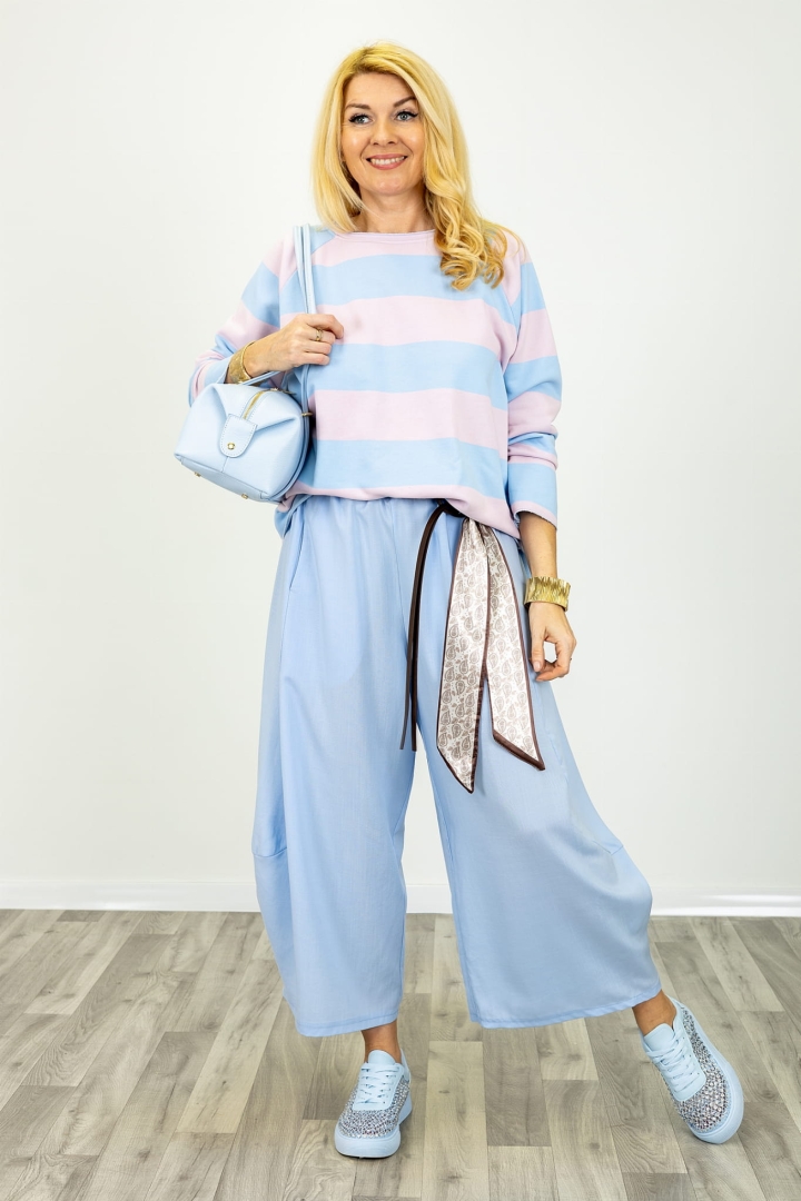 Spodnie Cervatto pastelowoniebieskie balonowe z wysokim stanem, kieszeniami i ozdobną apaszką