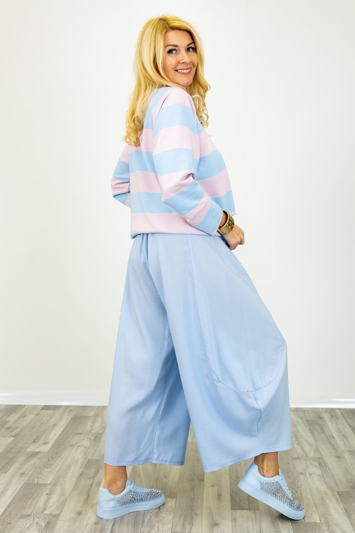 Pastelowe błękitne spodnie balloon Cervatto z kieszeniami, gumką w pasie i ozdobną apaszką