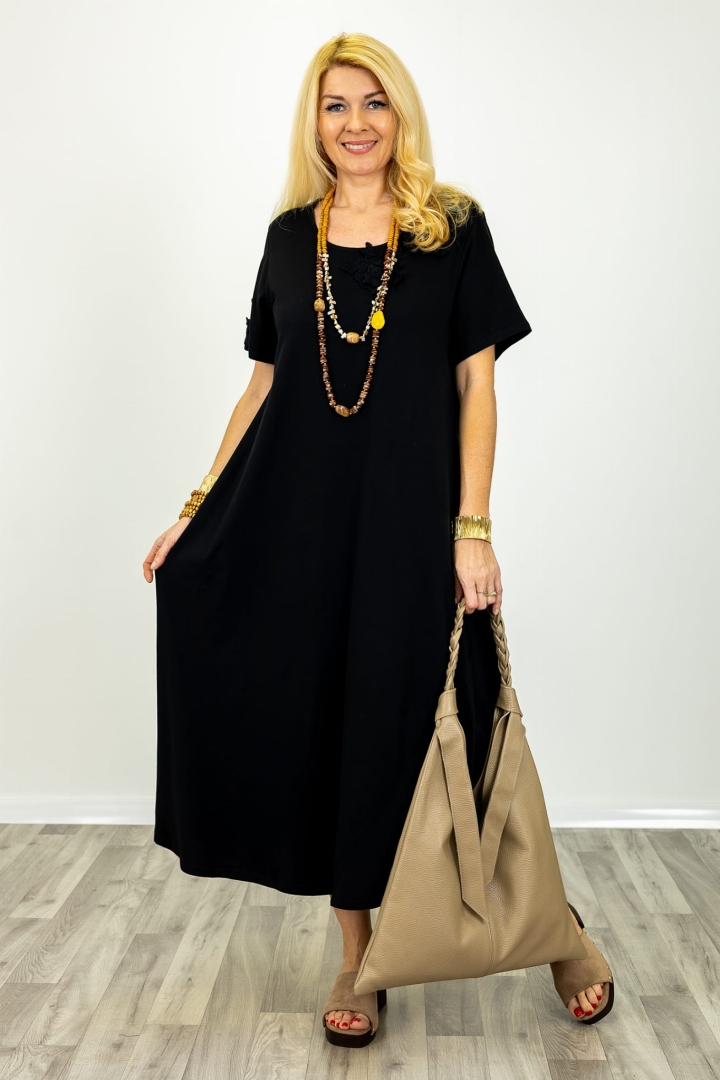 Górna część czarnej sukienki Briosco z okrągłym dekoltem ozdobionym delikatnymi aplikacjami kwiatowymi 3D