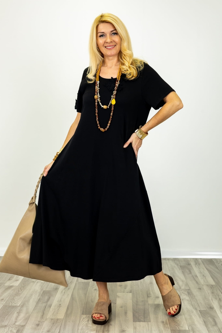 Sukienka Briosco maxi w jednolitym czarnym kolorze z aplikacjami kwiatowymi 3D przy dekolcie