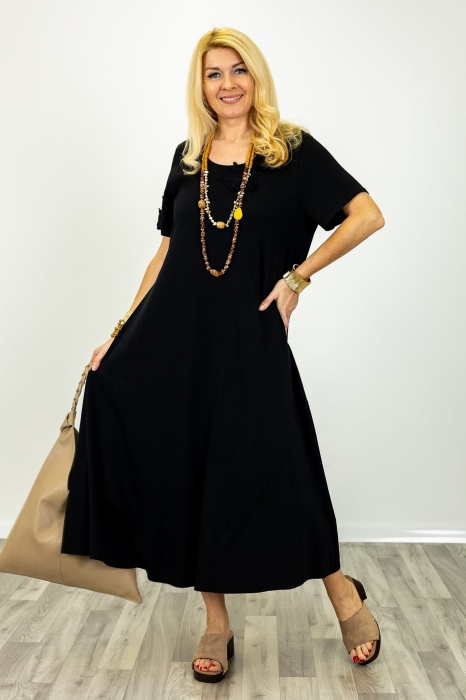 Sukienka Briosco maxi w jednolitym czarnym kolorze z aplikacjami kwiatowymi 3D przy dekolcie