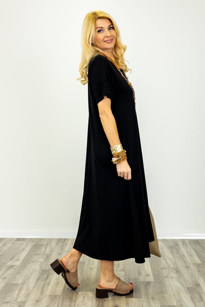 Lekka sukienka Briosco na wiosnę i lato z krótkim rękawem i kwiatkami 3D na jednym rękawie czarna