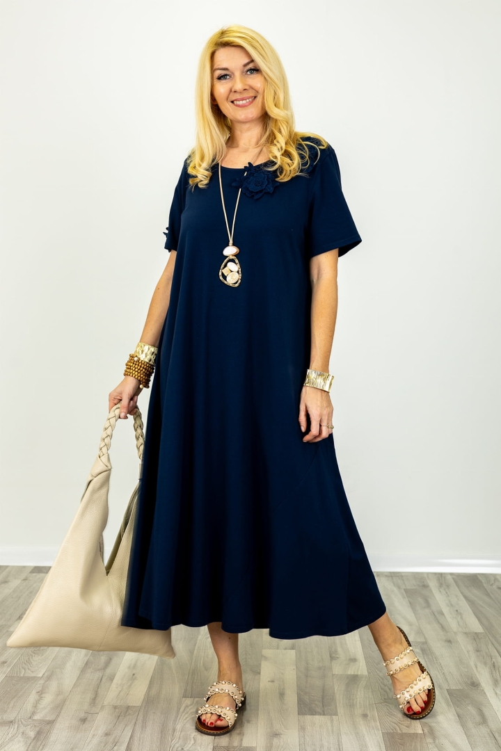 Sukienka maxi krótki rękaw okrągły dekolt kwiatki 3D przy dekolcie i na jednym rękawie Briosco granatowa