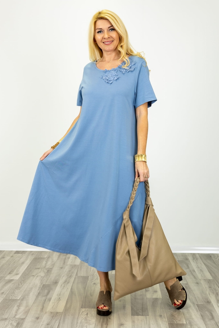 Sukienka Briosco maxi w jednolitym błękitnym kolorze z aplikacjami kwiatowymi 3D przy dekolcie
