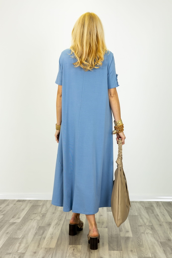 ednokolorowa sukienka Briosco z krótkimi rękawami, z czego jeden rękaw zdobiony jest kwiatkami 3D kolor błękitny