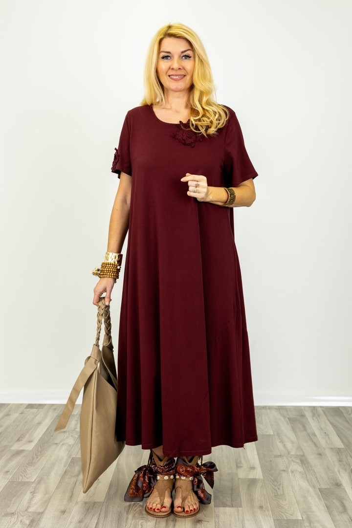 ednokolorowa sukienka Briosco z krótkimi rękawami, z czego jeden rękaw zdobiony jest kwiatkami 3D kolor bordowy