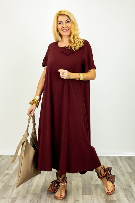 Sukienka Briosco maxi w jednolitym bordowym kolorze z aplikacjami kwiatowymi 3D przy dekolcie